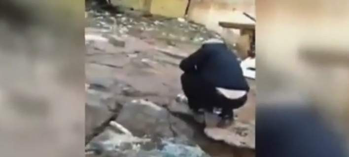 Βίντεο – ντοκουμέντο από πλιάτσικο στη Μάνδρα – Ανδρας «βουτάει» τσιγάρα κοντά σε κατεστραμμένο περίπτερο